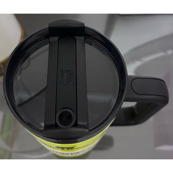 NWT UNRELEASED Stanley Quencher H2.0 FlowState Tumbler 40oz, NEON YELLOW - Picture 2 of 3